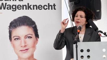 Bild: Iris Leithold/dpa-Zentralbild/dpa
Zur Absenkung der hohen Sprit- und Energiepreise fordert die BSW-Bundesvorsitzende Amira Mohamed Ali die Rückkehr zu russischem Öl und Gas.