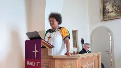 Bild: Gerda Stollner
Susan Fumapa berichtete in der Martin-Luther-Kirche in Poppberg über die Situation der Frauen in Papua-Neuguinea.