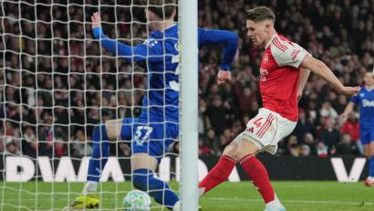 Bild: Kin Cheung/AP/dpa
Viktor Gyökeres (r) erzielte die späte Führung für den FC Arsenal.