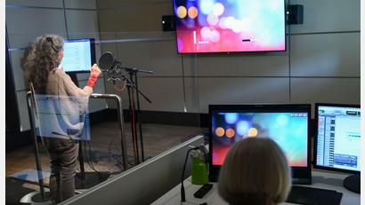 Bild: Jens Kalaene/dpa-Zentralbild/dpa
Arbeit im Synchronstudio. (Archivbild)