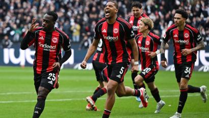 Bild: Florian Wiegand/dpa
Frankfurts Arnaud Kalimuendo (l) traf sehenswert zum Sieg.