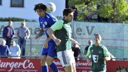 Archivbild: Hubert Ziegler
Ammerthals Anton Shynder (rechts) flog nach einem groben Foulspiel mit glatt Rot vom Platz.