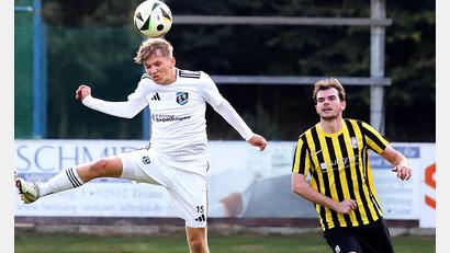 Bild: war
Lukas Spannbauer (rechts) von der gastgebenden DK Vornbach verliert dieses Duell mit Bastian Schreml vom SV Etzenricht. Schreml scheiterte zudem mit einem Foulelfmeter an DJK-Schlussmann Weiß.
