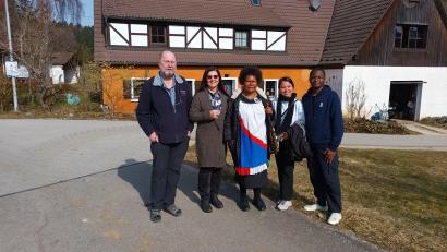 Bild: Gerda Stollner
Von links: Georg Pilhofer, Gerda Stollner, Susan Fumapa, Miame Atenciana und Christoph Yako Babusa.