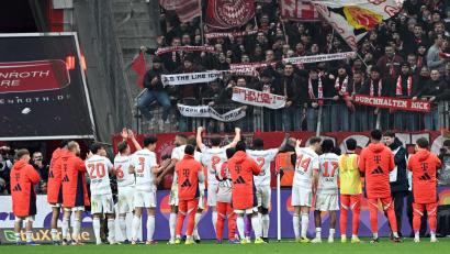 Bild: Federico Gambarini/dpa
Die Spieler von Bayern München bejubelten das Remis in Leverkusen wie einen Sieg.