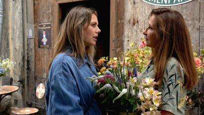 Bild: Hans-Joachim Pfeiffer/ARD Degeto/dpa
„Die Scheibe ist wieder da. Und mit ihr kommen Unglück und Tod“, sagt Floristin Agnes Schneider zur Tochter des Hauptverdächtigen. (Handout)