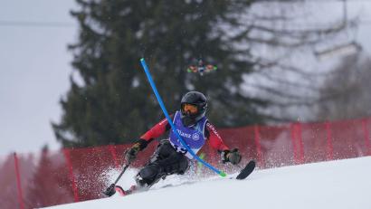 Bild: Evgeniy Maloletka/AP/dpa
Dynamisch im Stangenwald: Anna-Lena Forster.