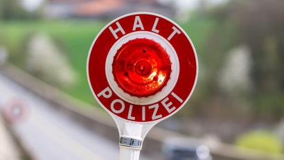 Bild: Armin Weigel/dpa
Die Polizei zog einen Wagen aus dem Verkehr, in dem fünf Kinder ungesichert mitfuhren. (Symbolbild)