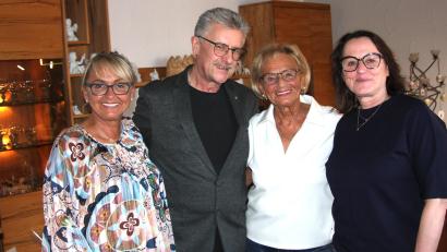 Bild: wro
Jubilarin Marianne Köllner (Zweite von rechts) freute sich über die Glückwünsche ihrer Töchter Manuela (links) und Beate (rechts) sowie Bürgermeister Wolfgang Braun.