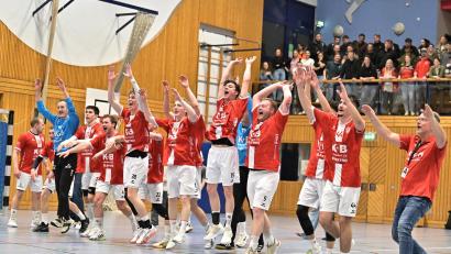 Bild: Hubert Ziegler
Die Halle abgerissen: Die Handballer des HC Sulzbach feiern gemeinsam mit ihren Fans die Meisterschaft im Derby gegen die HG Amberg.