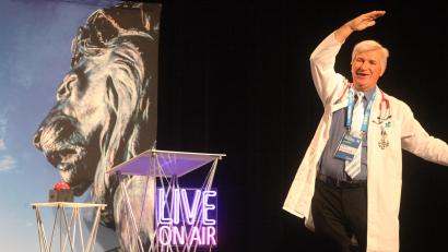 Bild: Hirsch
Content-Creator Professor Dr. Horst Seehofer alias Wolfgang Krebs live auf der Bühne der Nabburger Nordgauhalle.