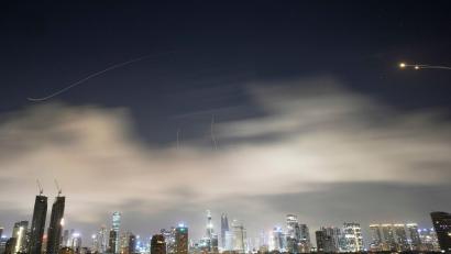 Bild: Ohad Zwigenberg/AP/dpa
Raketenabwehr feuert, um Raketen aus dem Iran über Tel Aviv abzufangen.