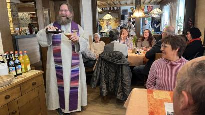 Bild: hdk
Zum Abschluss des Gottesdienstes schenkte sich Diakon Bernd Deyerl ein Bier ein.