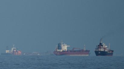 Bild: Altaf Qadri/AP/dpa
Öltanker und Frachtschiffe reihen sich in der Straße von Hormus auf. (Archivbild)