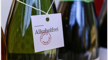 Bild: Oliver Berg/dpa/dpa-tmn
Alkoholfreier Wein liegt im Trend. (Symbolfoto)