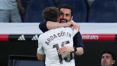 Bild: Manu Fernandez/AP/dpa
Arda Güler fällt Trainer Alvaro Arbeloa (r) in die Arme.