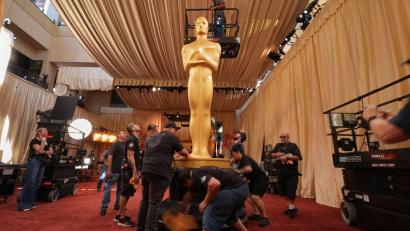 Bild: Gregory Bull/AP/dpa
Der rote Teppich wird für die Oscar-Gäste dekoriert.