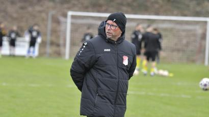 Bild: Hubert Ziegler
Nicht gerade glücklich: Markus Kipry, seit der Winterpause Trainer beim SV Inter Bergsteig, haderte einerseits mit so mancher Schiedsrichter-Entscheidung und ärgerte sich andererseits über individuelle Fehler seines Teams.