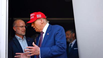 Bild: Brandon Bell/Getty Images North America Pool via AP/dpa
Die US-Medienaufsicht erhöht den Druck auf Rundfunksender. (Archivbild)