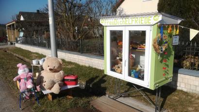 Bild: Elfriede Stauber
Die Winterpause für den Verschenkeschrank in Speckshof ist beendet.