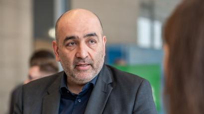 Bild: Michael Kappeler/dpa
Bundestags-Vizepräsident Omid Nouripour wünscht sich Fortschritte bei einer Reform der Landtagswahltermine.