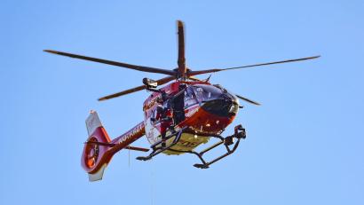 Symbolbild: Christoph Reichwein/dpa
Ein Rettungshubschrauber brachte die schwer verletzten Insassen ins Krankenhaus.