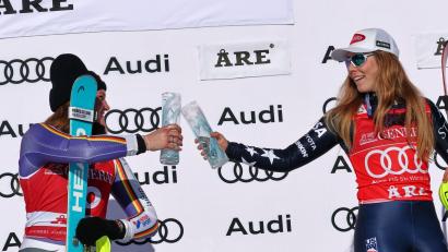 Bild: Marco Trovati/AP/dpa
Duell um den Gesamtweltcup: Emma Aicher (l) und Mikaela Shiffrin