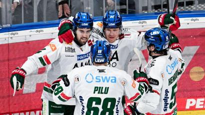 Bild: Uwe Anspach/dpa
Thomas Jordan Trevelyan (m) beendet seine Karriere. (Archivbild)