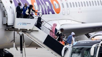 Bild: Michael Matthey/dpa
Beim Resettlement-Verfahren schlägt das UN-Flüchtlingshilfswerk (UNHCR) den Aufnahmestaaten besonders schutzbedürftige Menschen vor. (Archivfoto)