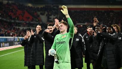 Bild: Silas Stein/dpa
War der gefeierte Mann bei Unions Sieg in Freiburg: Torwart Matheo Raab.