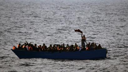 Bild: Emilio Morenatti/AP/dpa
Vor Lampedusa ist ein Boot mit MIgranten gesunken - ein Kind wird vermisst. (Archivbild)