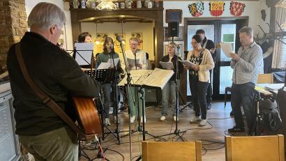 Bild: hdk
Die Gruppe Ökurhythmics unter der Leitung von Peter Schertl (links) umrahmte den Wirtshausgottesdienst musikalisch