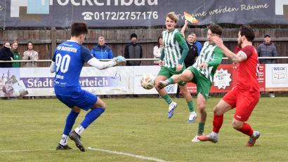 Bild: Gebert
Der SV Mitterteich und der FSV Bayreuth trennten sich am Samstag 2:2. Hier kommt Leon Döllinger (Zweiter von rechts) im Gästestrafraum zum Schuss.