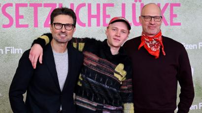 Bild: Sven Hoppe/dpa
Eine Million Menschen haben die Tragikomödie mit Bruno Alexander (M) mittlerweile gesehen, die Simon Verhoeven (l) inszeniert hat nach einem Roman von Joachim Meyerhoff (r). (Archivbild)