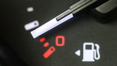 Bild: Robert Michael/dpa
Wer tanken muss, zahlt im Schnitt über zwei Euro. (Archivbild)