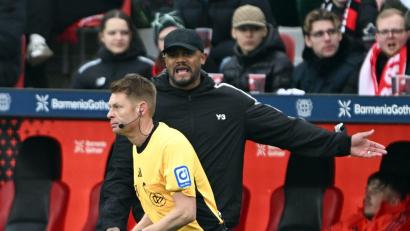 Bild: Federico Gambarini/dpa
Schiedsrichter Christian Dingert zog sich in Leverkusen den Zorn der Bayern zu.