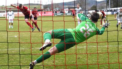 Bild: Gerhard Büttner
Eiskalt, scharf und platziert: Nico Argauer versenkt in dieser Szene einen Strafstoß zur 1:0-Führung für den SC Luhe-Wildenau gegen den FC Tegernheim.