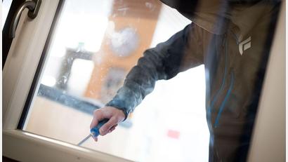 Bild: Frank Rumpenhorst/dpa
Die Krefelder Beamten fanden bei der Kontrolle im Fahrzeug Beute aus einem Einbruch in Düsseldorf. (Symbolbild)