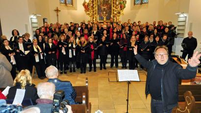 Bild: whü
Den musikalischen Schlussakkord setzte der Gesamtchor aller Mitwirkenden, der zusammen mit den Konzertbesuchern in „Großer Gott, wir loben dich“ einstimmte.