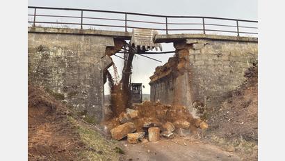 Bild: Bauamt Amberg-Sulzbach
Der alte Durchlass in der Verlängerung des Pointwegs zwischen Waldsassen und Kondrau ist bereits in der zweiten März-Woche abgebrochen worden.