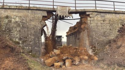 Bild: Bauamt Amberg-Sulzbach
Der alte Durchlass in der Verlängerung des Pointwegs zwischen Waldsassen und Kondrau ist bereits in der zweiten März-Woche abgebrochen worden.