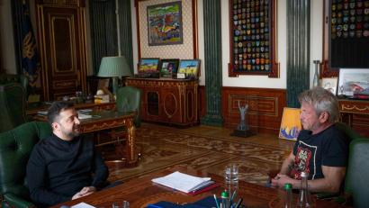 Bild: -/Pressebüro des ukrainischen Präsidenten(AP/dpa
Der ukrainische Präsident Wolodymyr Selenskyj (l) sitzt in Kiew zusammen mit dem US-amerikanischen Schauspieler und Regisseur Sean Penn.