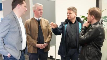 Bild: CSU Amberg
Benjamin Zeitler (Weiden. Dritter von links) diskutiert mit (von links) dem Amtsleiter des Bürgerbüros der Stadt Amberg, Martin Schafbauer, Ambergs OB-Kandidat Stefan Ott und Fraktionsvorsitzendem Matthias Schöberl wie die beiden Städte beim Bürgerservice aufgestellt sind.