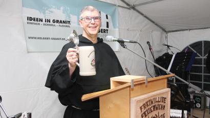 Bild: pi
Feuerwehr-Kommandant Rüdiger Hettler zieht als Bruder Asam kräftig vom Leder.