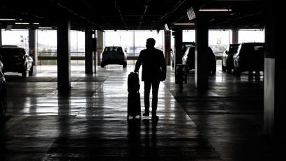 Bild: Clara Margais/dpa
Das Parkhaus einer Autovermietung. Mietwagen werden über Ostern in Deutschland teurer sein als im Vorjahr, in etlichen anderen Ländern jedoch günstiger. (Symbolbild)