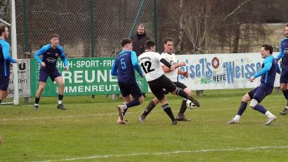 Bild: Masching
Andreas Hübner (12) trifft für den ASV Haidenaab zum 2:2-Endstand