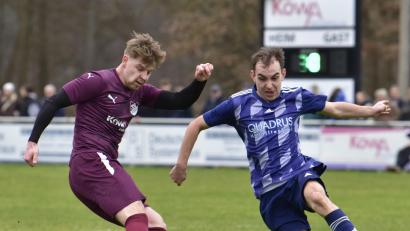 Bild: Hans Mark
Der Ettmannsdorfer Fabio Flauger (links) flankt vor Luis Dobler vom FC Schmidgaden. Der FC verlor das Nachholspiel mit 1:3 und steckt weiter mitten im Abstiegskampf. Der SV Schwandorf-Ettmannsdorf II ist neuer Spitzenreiter der Kreisliga West.