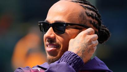 Bild: Andy Wong/AP/dpa
Lewis Hamilton ist bei Ferrari wieder im Aufwind.