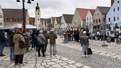 Bild: Lukas Büchold
Auf dem Marktplatz in Schwandorf weisen mehrere Organisationen anlässlich des "Long COVID Awareness Day" auf das Schicksal von Betroffenen hin.