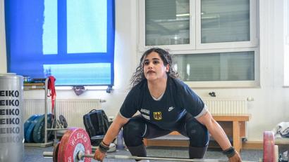 Bild: Jason Tschepljakow/dpa
Gewichtheberin Yekta Jamali bangt um ihre Familie im Iran. (Archivbild)